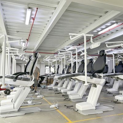 বিলাসবহুল নতুন ডিজাইনের ডেন্টাল চেয়ার ইউনিট 220V সিলভার রঙের ডেন্টাল অপারেশন চেয়ার দাঁত সাদা করার ফাংশন অপারেশন লাইট সহ